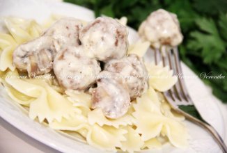 Фрикадельки в грибном соусе