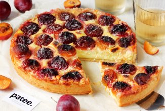 Пирог со сливами и творогом