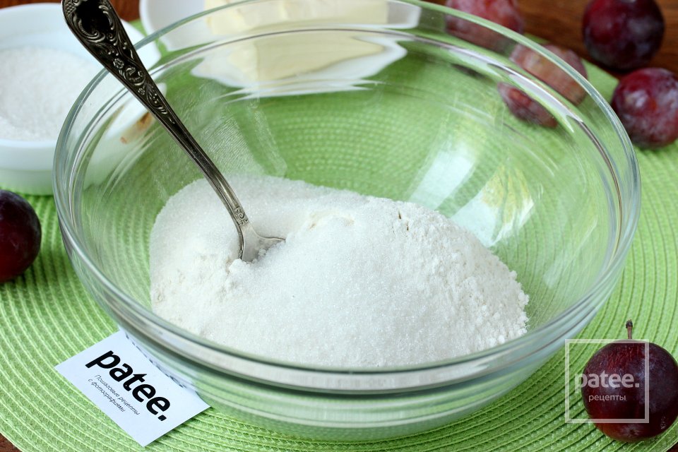 Пирог со сливами и творогом - Шаг 3