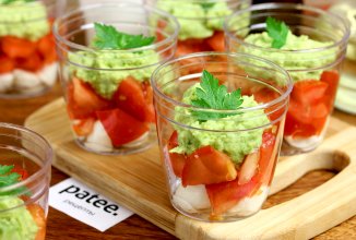 Салат с авокадо, сыром и помидорами