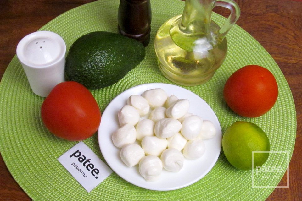 Салат с авокадо, сыром и помидорами - Шаг 1