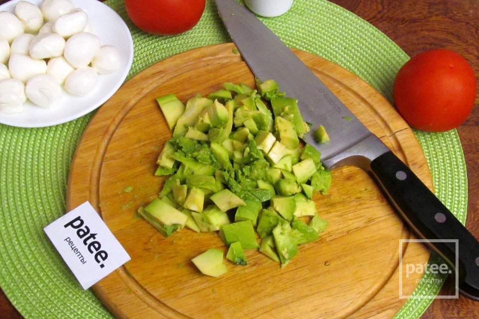 Салат с авокадо, сыром и помидорами - Шаг 2