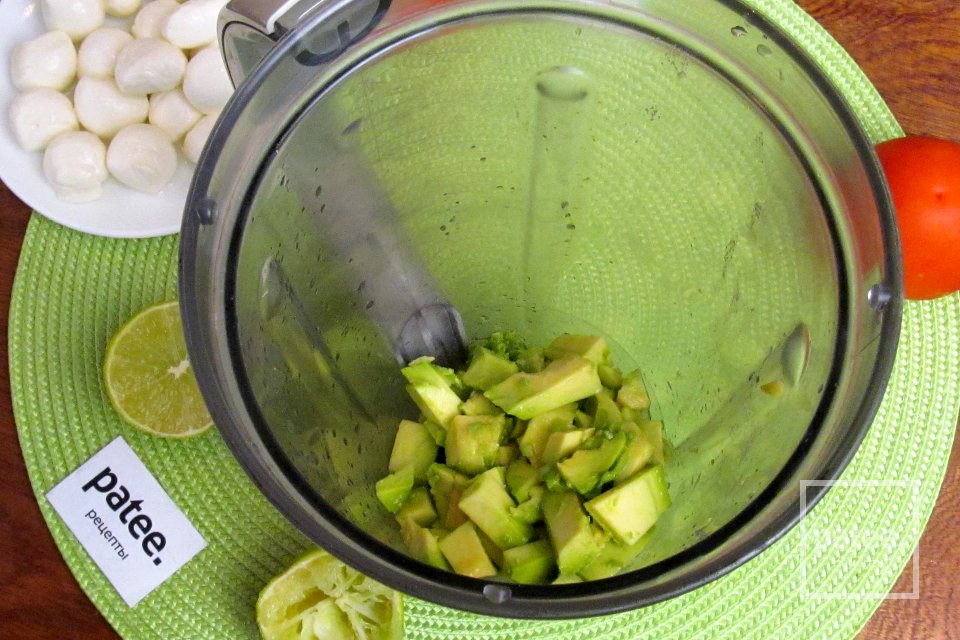 Салат с авокадо, сыром и помидорами - Шаг 3