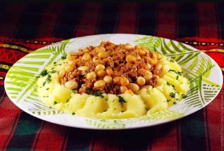 Фасоль с мясом в соусе