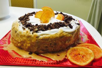 Бисквитный торт с итальянской меренгой, сливочным сыром и карамелью