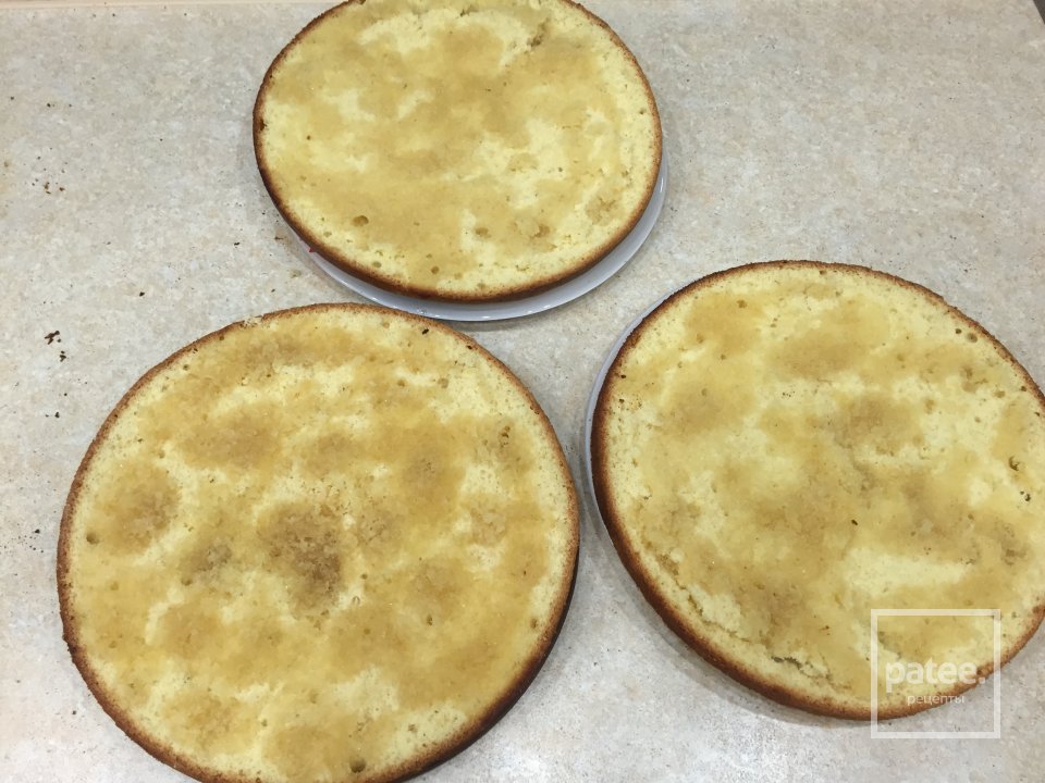 Бисквитный торт с итальянской меренгой, сливочным сыром и карамелью - Шаг 5