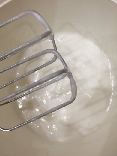 Бисквитный торт с итальянской меренгой, сливочным сыром и карамелью - Шаг 9