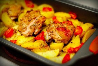 Курочка, маринованная в кефире, запечённая с картофелем с травами и чесноком