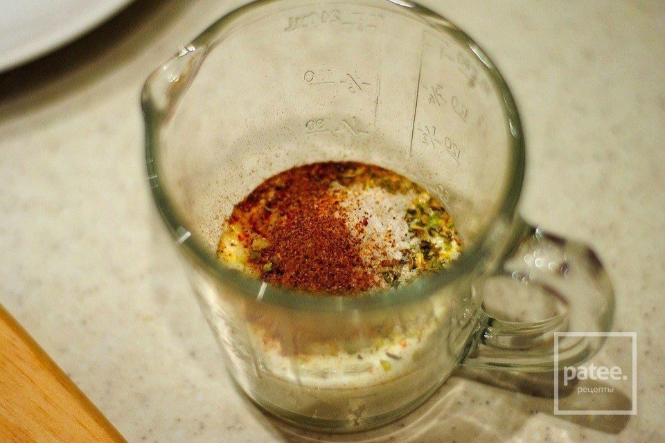 Курочка, маринованная в кефире, запечённая с картофелем с травами и чесноком - Шаг 2