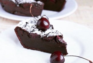 Нежный Шоколадный клафути с черешней