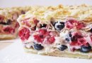 Слоеный торт с ягодами
🍰