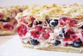 Слоеный торт с ягодами
🍰