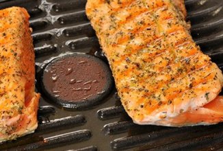 Сёмга-гриль и оливковый салат с фетой з