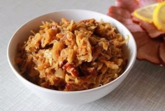 Копченые ребрышки с тушеной капустой