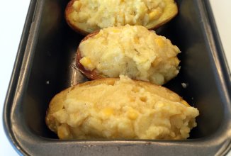 Картофель запечённый с сыром и кукурузой