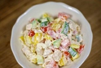 Салат с курицей и овощами