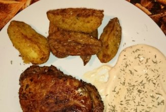 Стейк из свинины с мягким гарниром  и соусом необычным)))