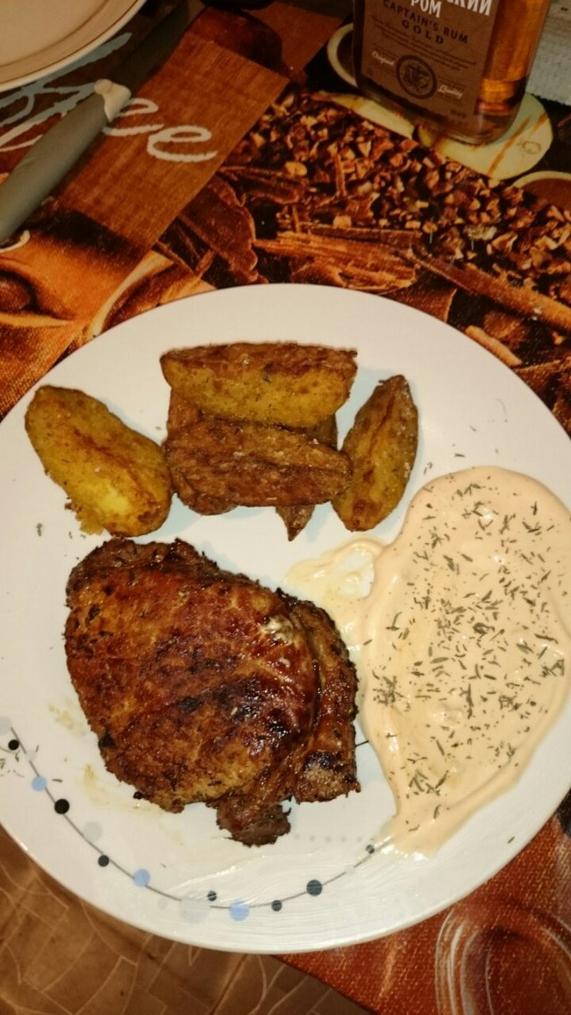 Стейк из свинины с мягким гарниром и соусом необычным)))