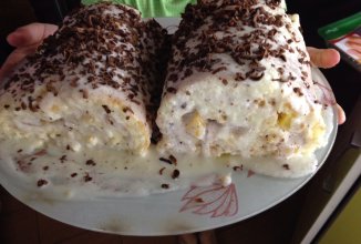 Бисквитный рулет с персиками и сметанной заливкой