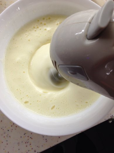 Бисквитный рулет с персиками и сметанной заливкой - Шаг 1