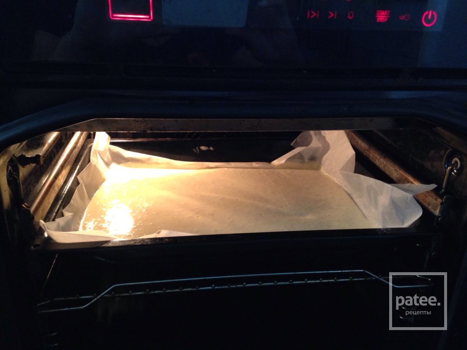 Бисквитный рулет с персиками и сметанной заливкой - Шаг 2