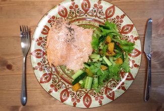 Запечённая форель с мандариновым салатом