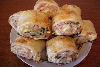 Рулетики из слоеного теста с колбасой и сыром