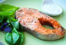 Форель, запеченная в фольге с йогуртовый соусом