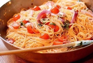 Паста с томатами базиликом и чесноком