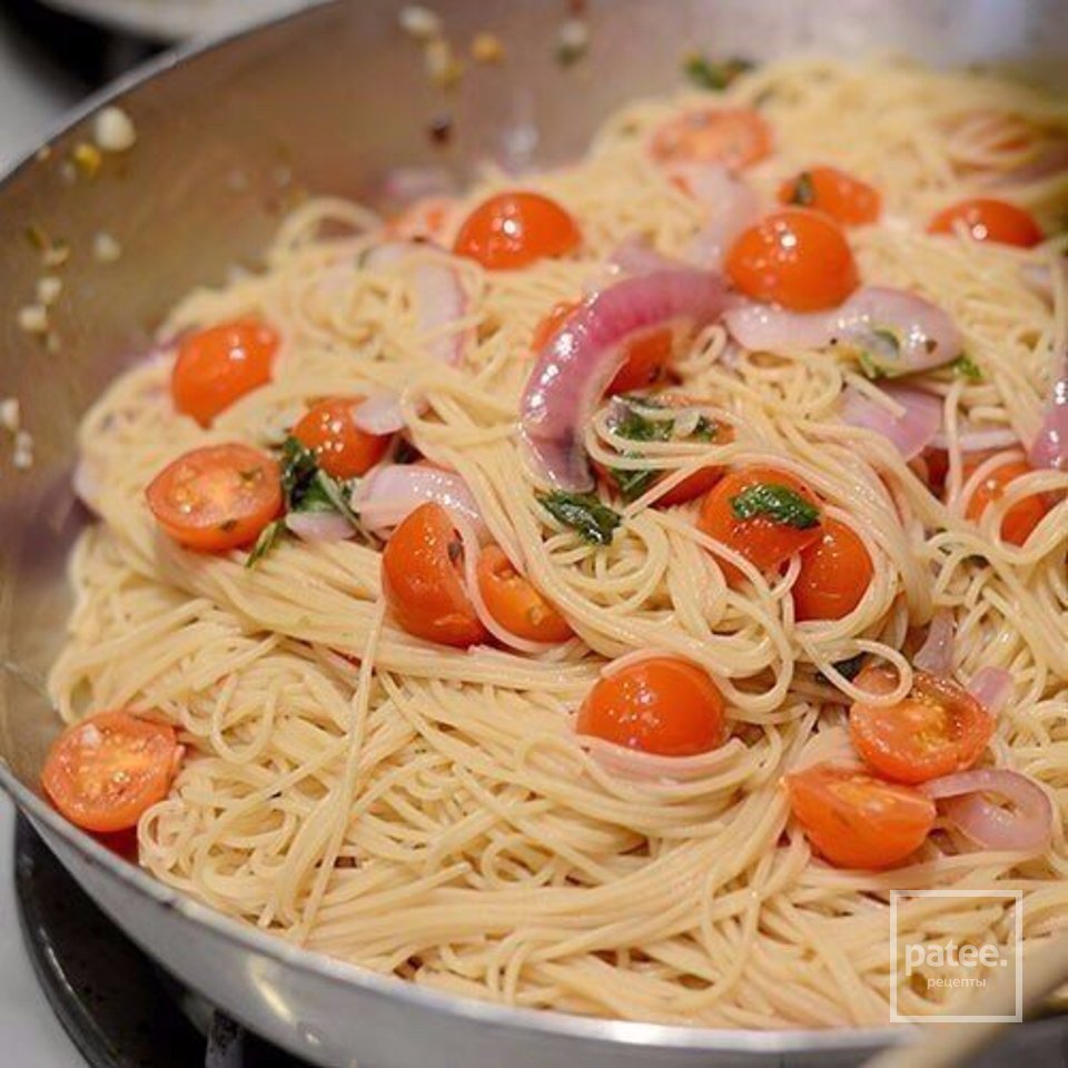 Приготовить пасту рецепт с фото. Спагетти черри базилик. Паста с помидорами черри. Спагетти с томатами черри и базиликом. Итальянская паста с помидорами.