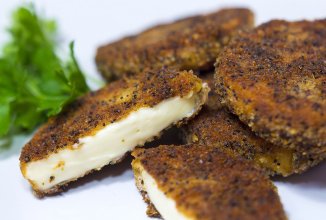 Копченый колбасных сыр жареный в панировке