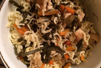 Салат с  папоротником и курицей