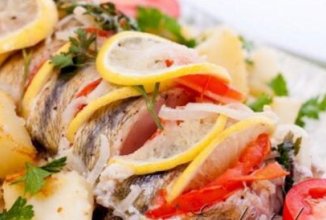 Фаршированный карп с помидорами и грибами