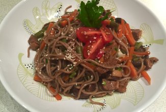 Гречневая лапша с уткой и грибами шиитаки