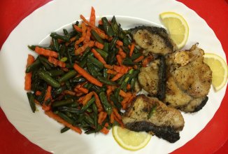 Стейк из голубой акулы с овощами на гарнир