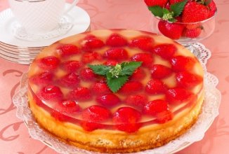 Торт с клубникой, сырным кремом и желе