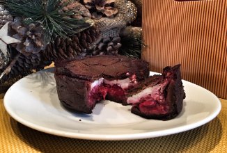 Шоколадный пай из творожного теста с вишней.