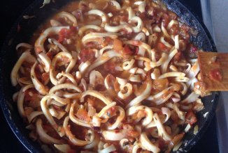 Тушенные кальмары в томатном соусе