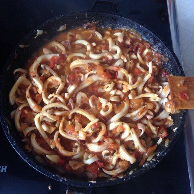 Тушенные кальмары в томатном соусе