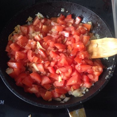 Тушенные кальмары в томатном соусе - Шаг 5