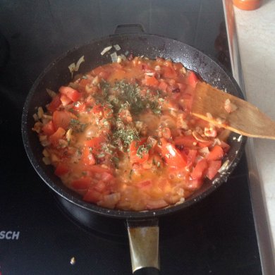 Тушенные кальмары в томатном соусе - Шаг 6