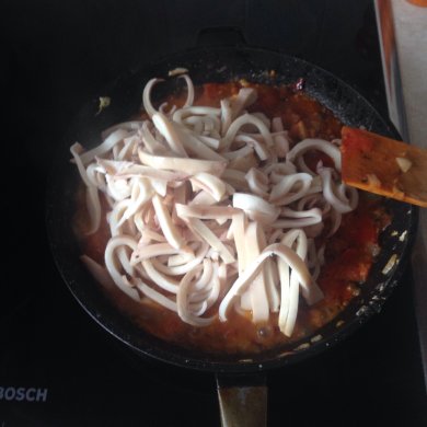 Тушенные кальмары в томатном соусе - Шаг 8