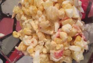 Салат с крабовыми палочками и кукурузой