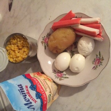 Салат с крабовыми палочками и кукурузой - Шаг 1