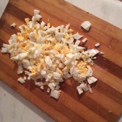 Салат с крабовыми палочками и кукурузой - Шаг 3