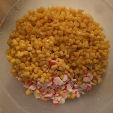 Салат с крабовыми палочками и кукурузой - Шаг 5