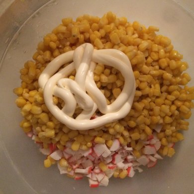 Салат с крабовыми палочками и кукурузой - Шаг 6