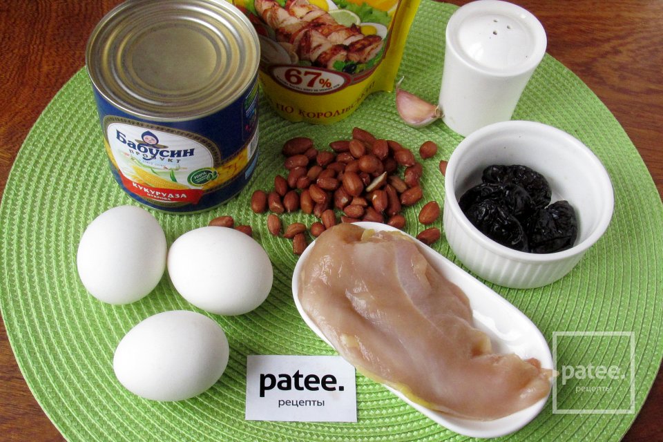 Салат с курицей, черносливом и орехами - Шаг 1