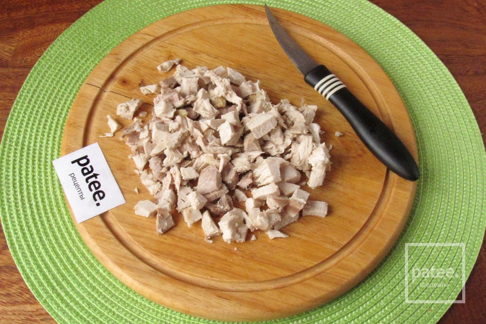 Салат с курицей, черносливом и орехами - Шаг 2