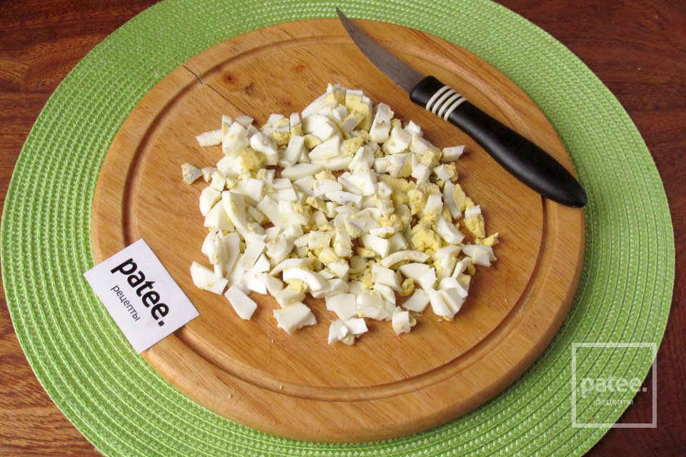 Салат с курицей, черносливом и орехами - Шаг 3